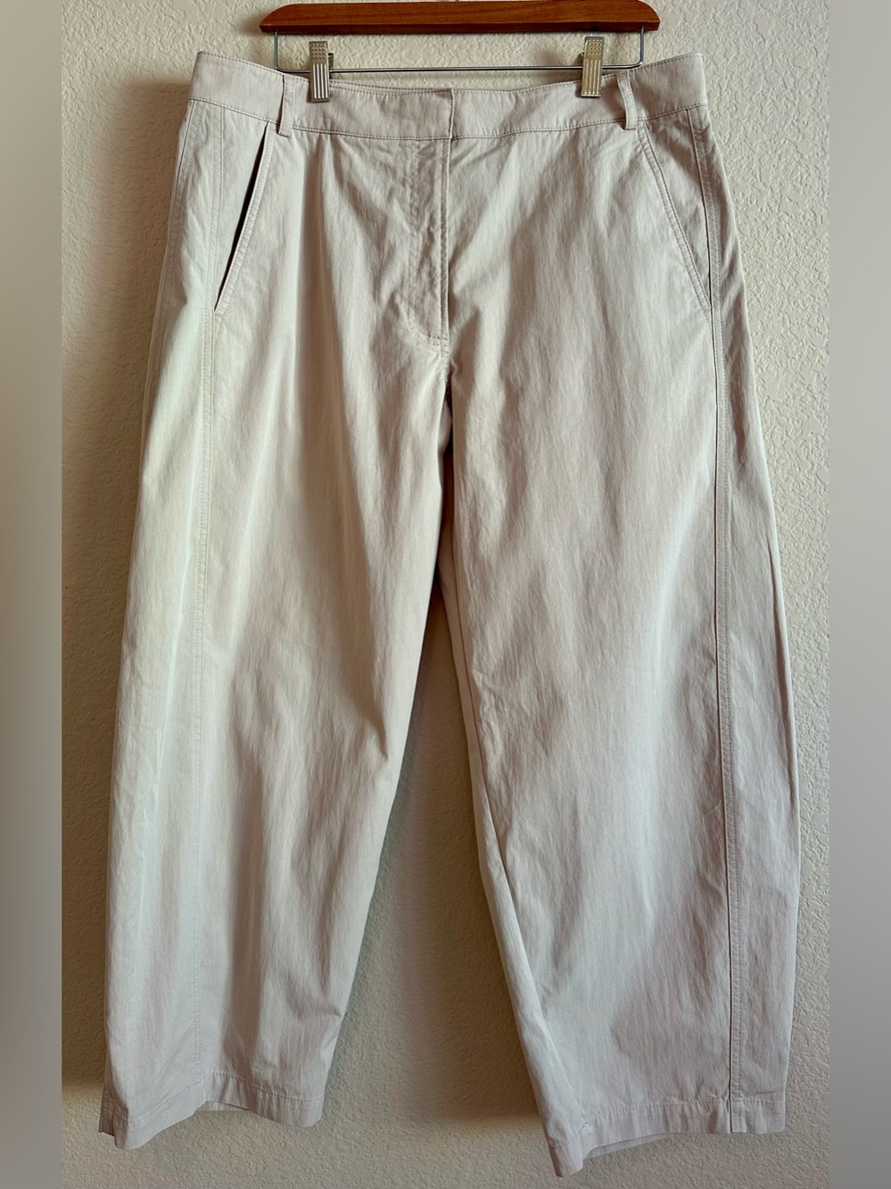Abercrombie & Fitch Mid Rise Barrel Leg Pants Beige Women’s Size 31 Pockets NWOT